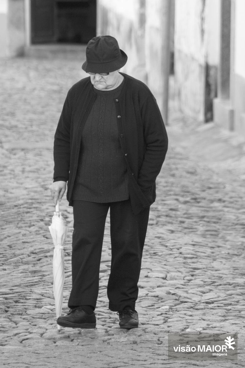 Uma mulher a caminhar metida com ela