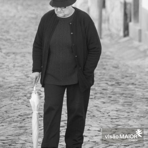 Uma mulher a caminhar metida com ela