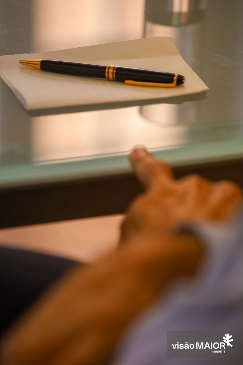 Uma caneta pousada em cima de um caderno