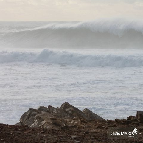 Um homem a tirar fotografias às ondas
