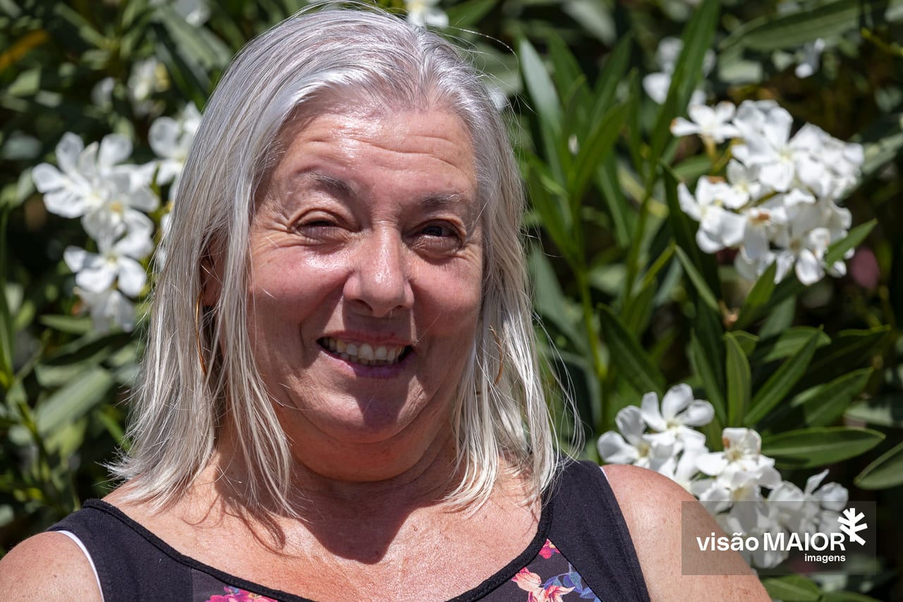Cara de mulher a olhar para câmara