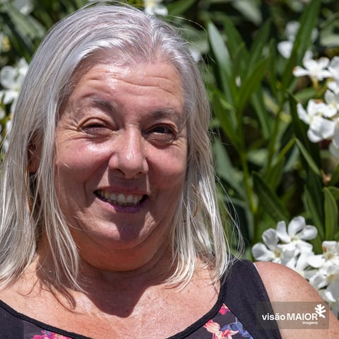 Cara de mulher a olhar para câmara