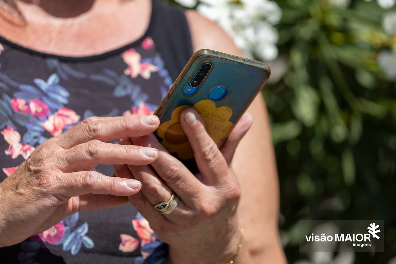 Um telemóvel nas mãos de uma mulher