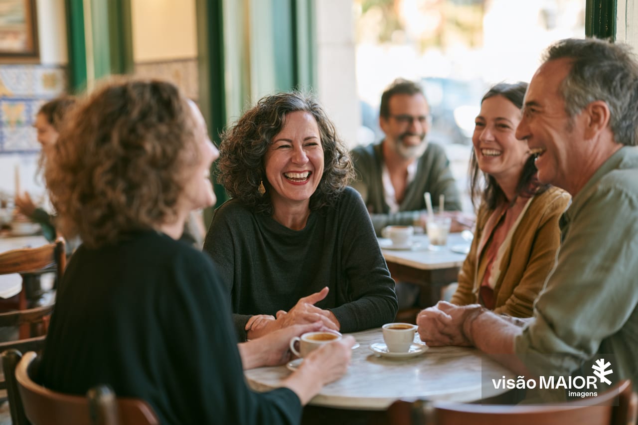 Imagem gerada com IA- pessoas felizes em conversa num café