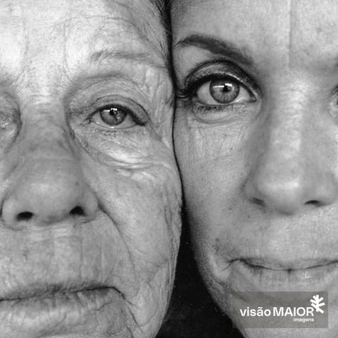 Duas mulheres de olhos claros com as caras coladas e parte dos rostos ocultos