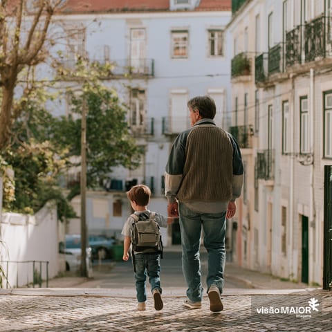 Imagem ferada com IA - Homen com criança pela mão, ambos de costas. A criança leva uma mochila às costas