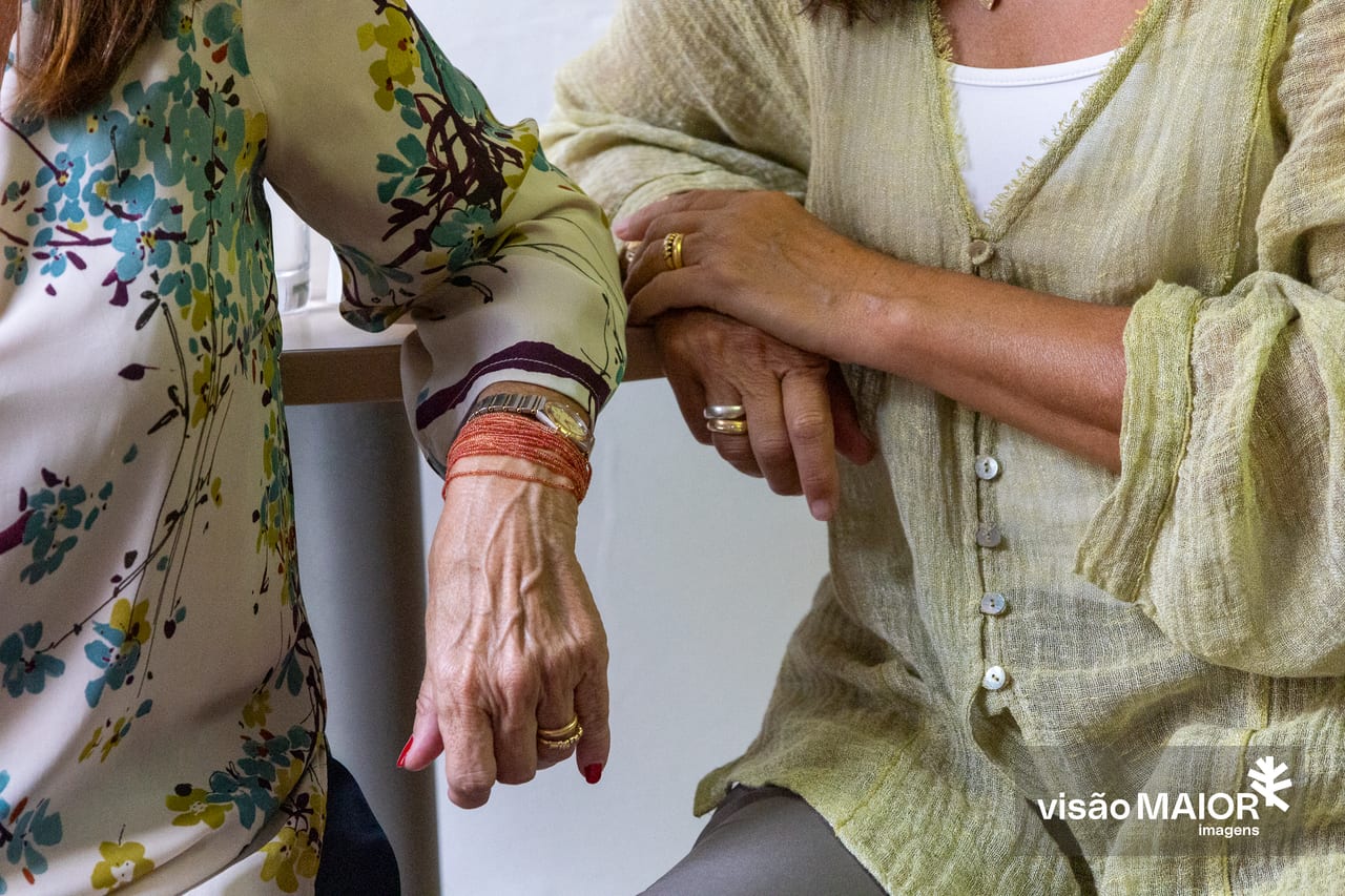 Duas mãos de mulheres bem arranjadas com aneis e pulseiras e um relógio